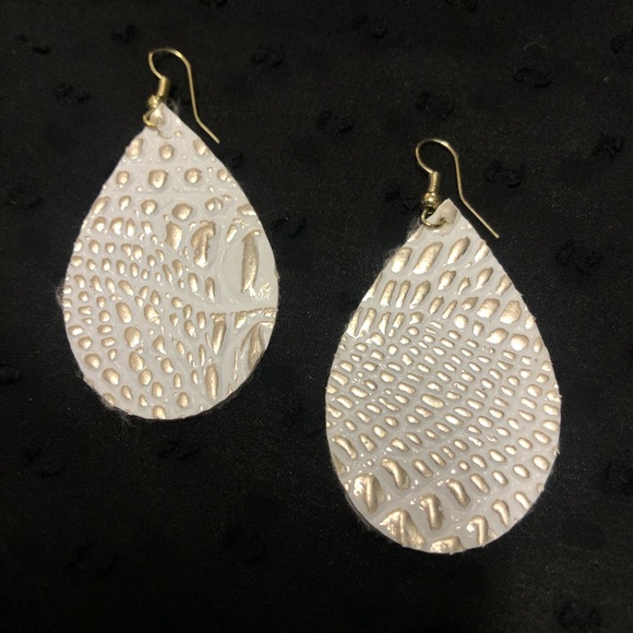 White leather teardrop earrings - Picture 1 of 2